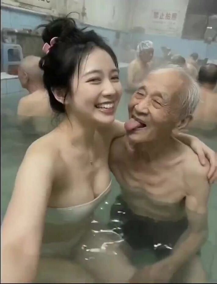 Đụ nhau trong phòng tắm công cộng