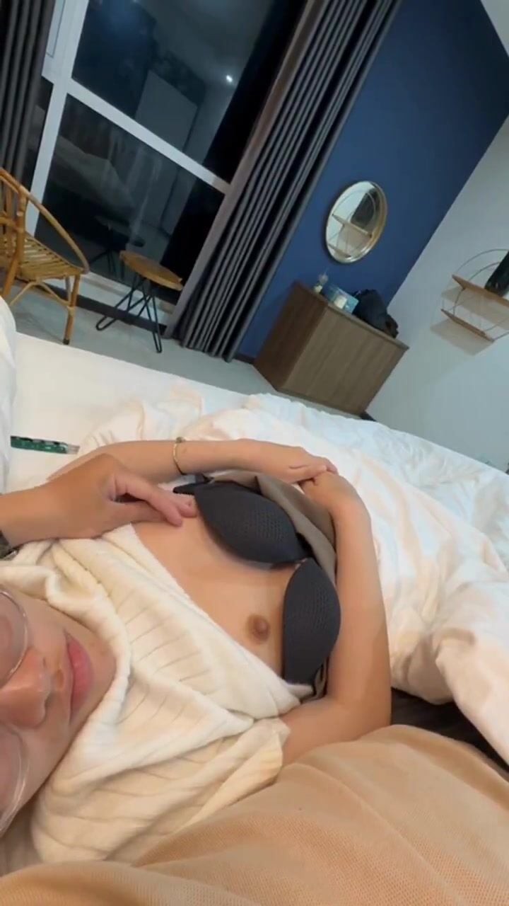 Ngủ qua đêm với Con bạn Sinh viên Loli kính cận, Mò vú Mò lồn thủ dâm mà ko cho djt