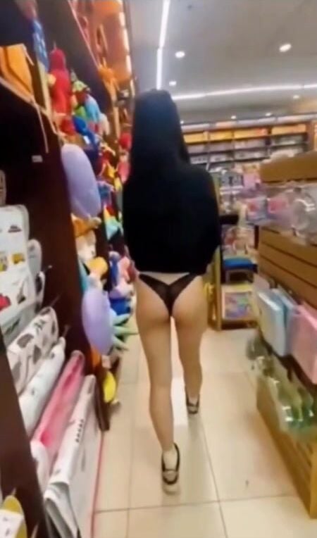 Bắt em họ cởi quần rồi bú cu tại nhà sách