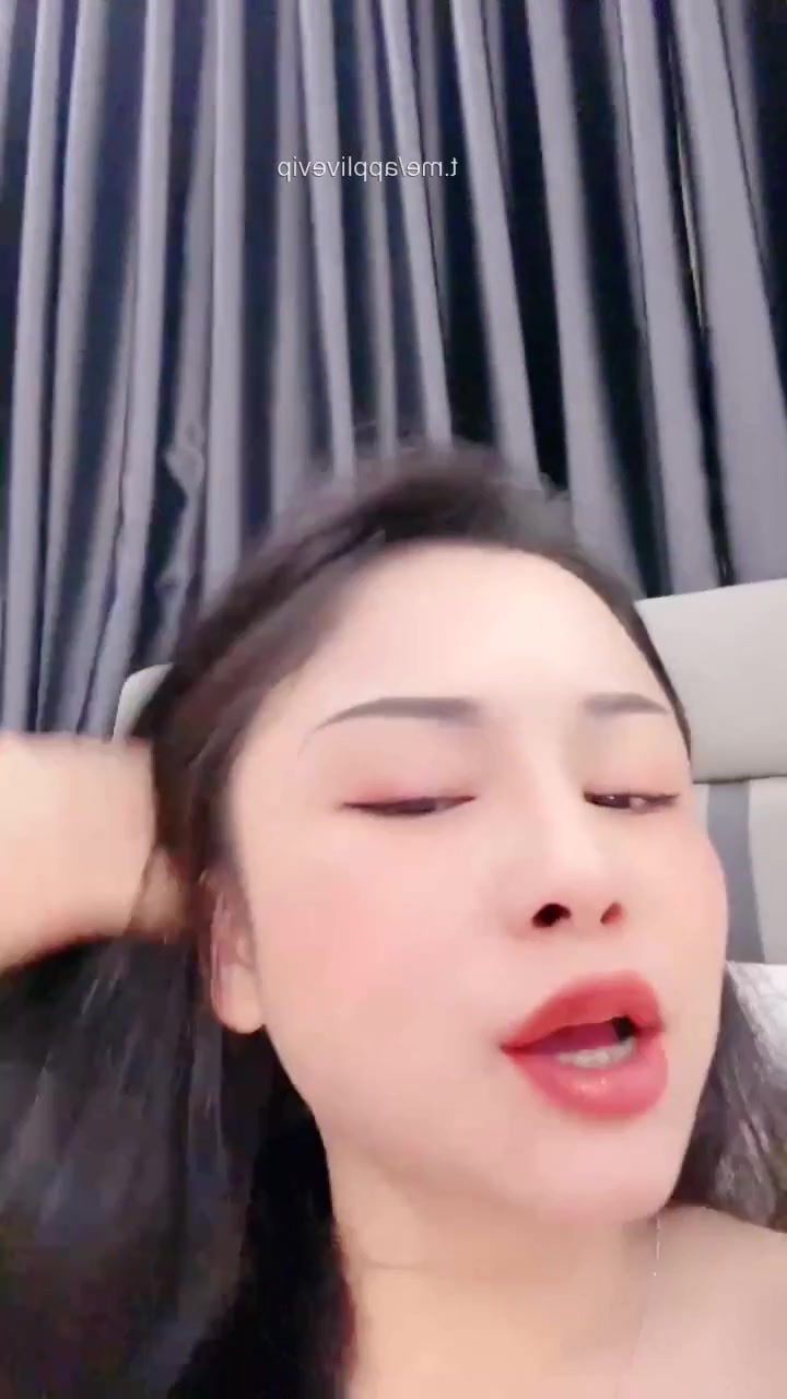Linh Nhi nhớ người yêu muốn tìm anh Grab để chich giao lưu