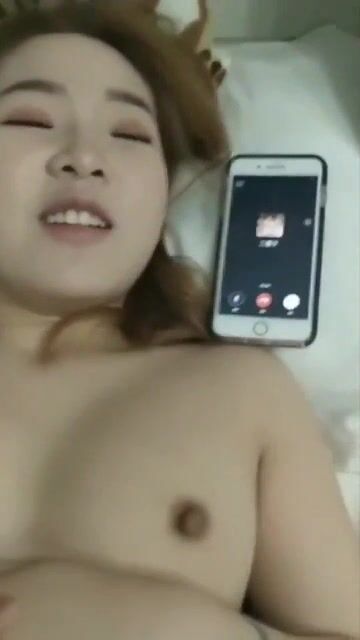 Mồm trên nói chuyện với người yêu mồm dưới cho thằng khác chịch
