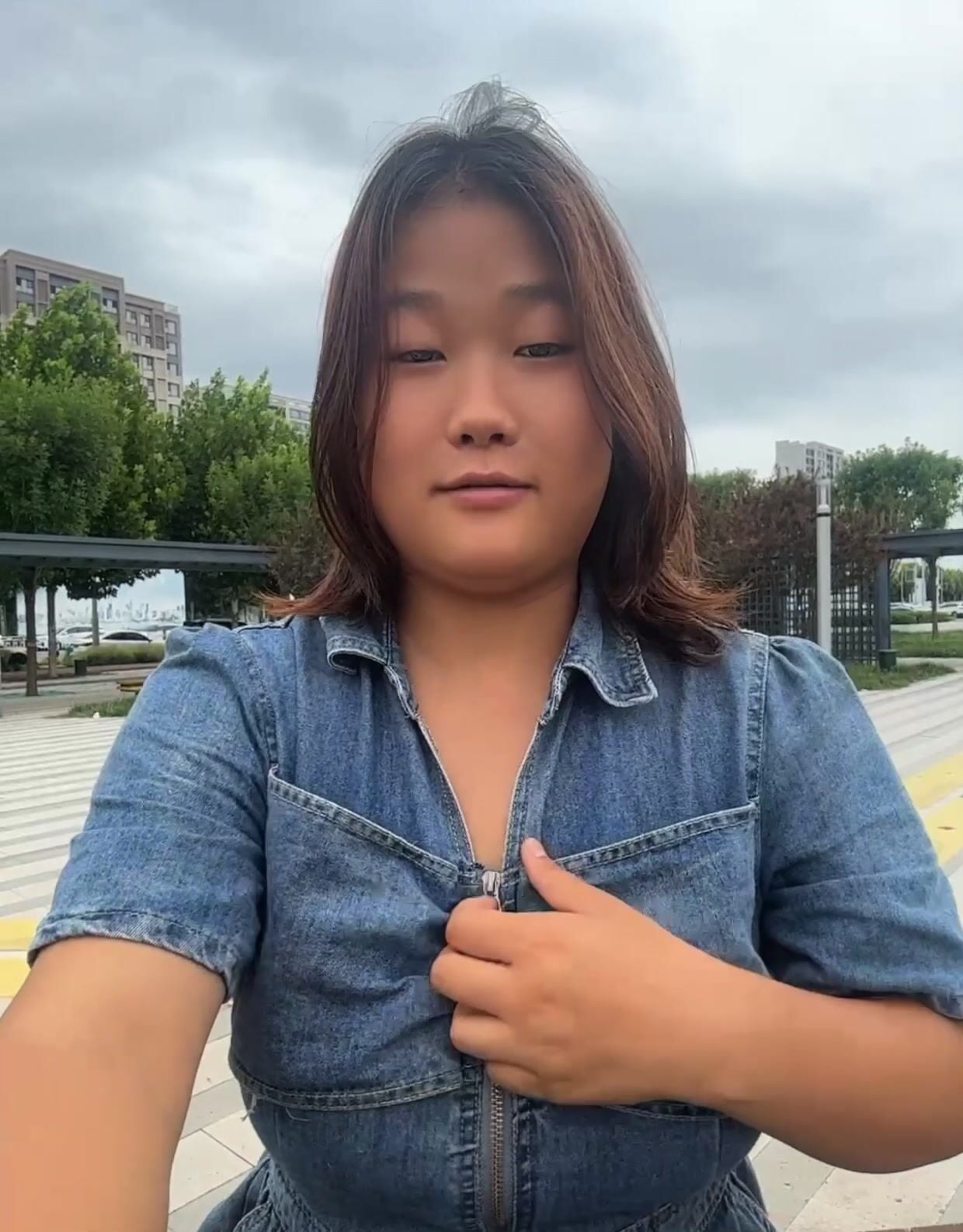 Thủ dâm ngoài công viên em rau chubby vú to lồn múp thủ dâm lồn chảy nước dâm đãng