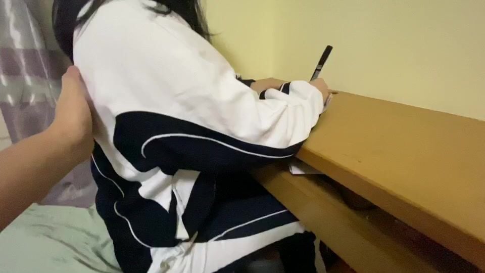 kèm con em họ học mà nhìn nó ngon quá không cưỡng lại được