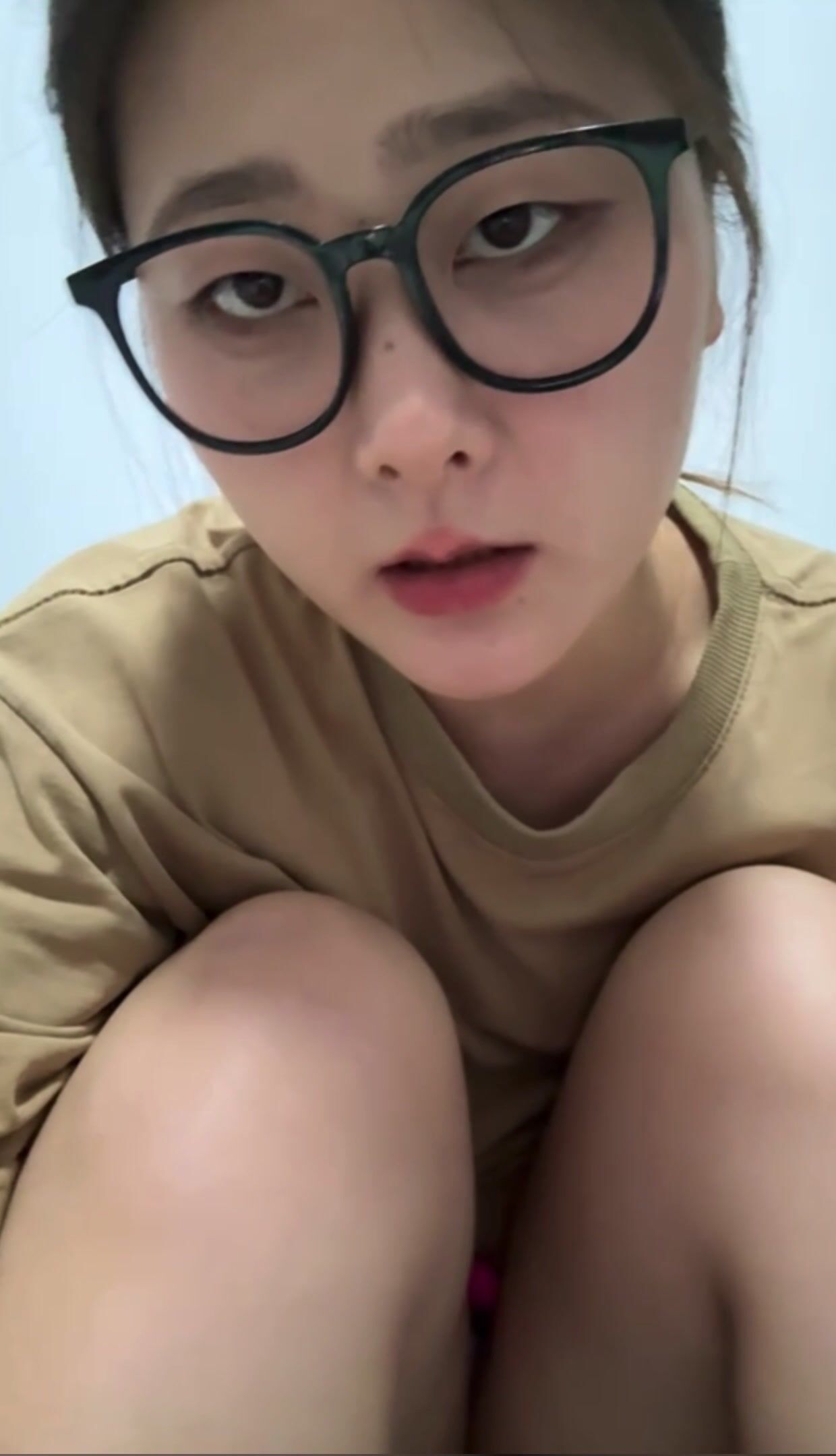 Gái xinh đeo kinh chubby vú to lồn múp khoe hàng thủ dâm trên live phần 2