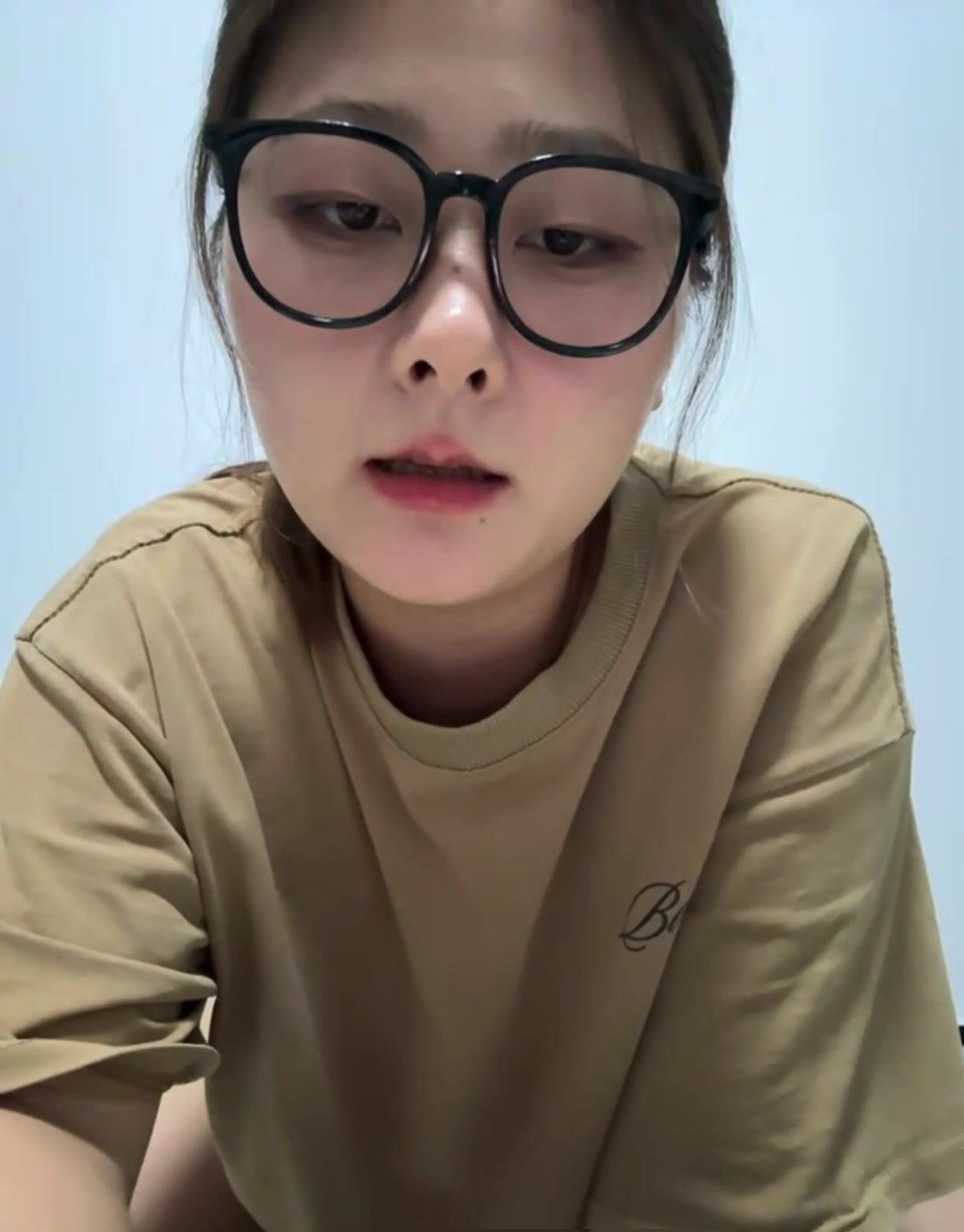 Gái xinh đeo kinh chubby vú to lồn múp khoe hàng thủ dâm trên live phần 3
