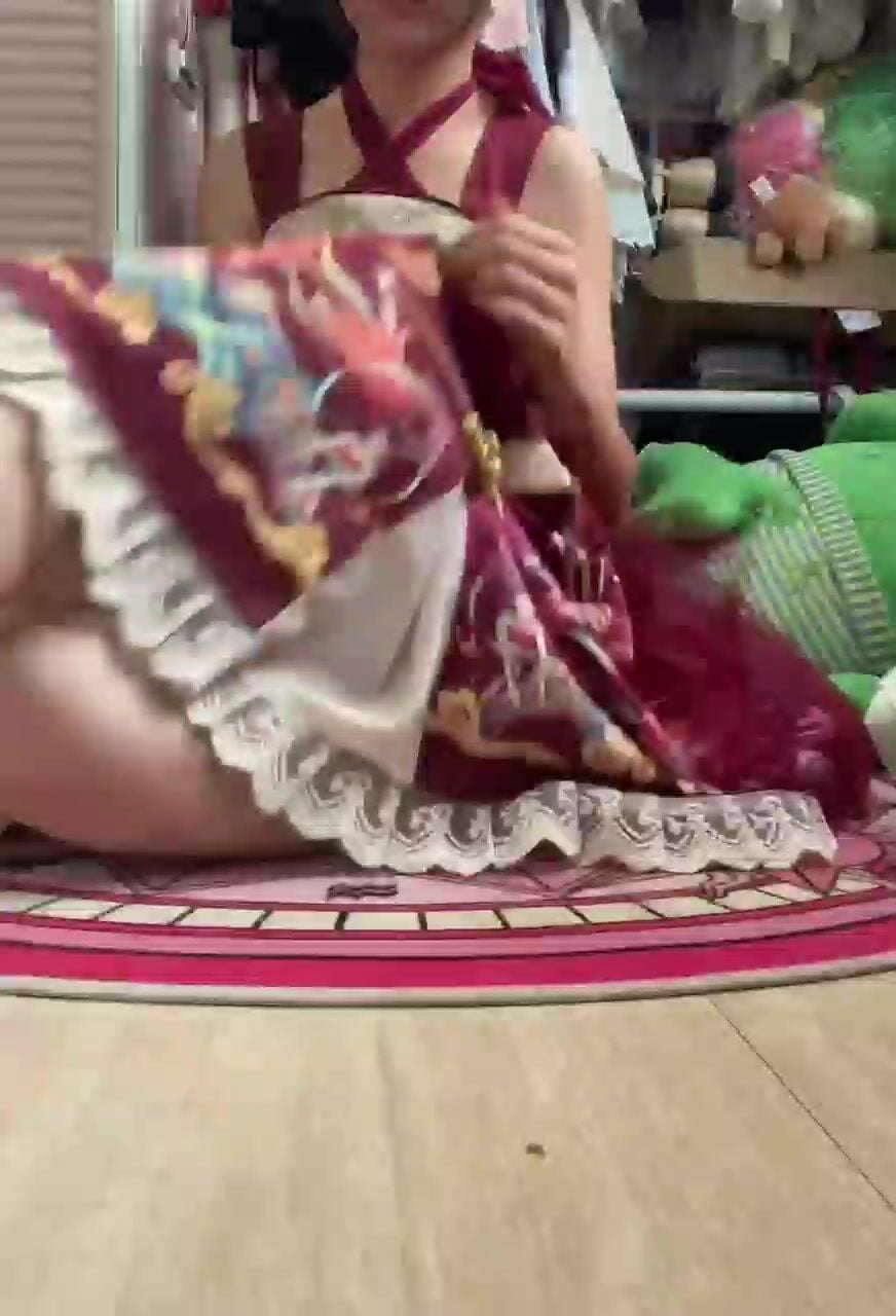 Em loli dâm cosplay ngồi banh lồn chỉa thẳng vào cam show lồn dâm của mình