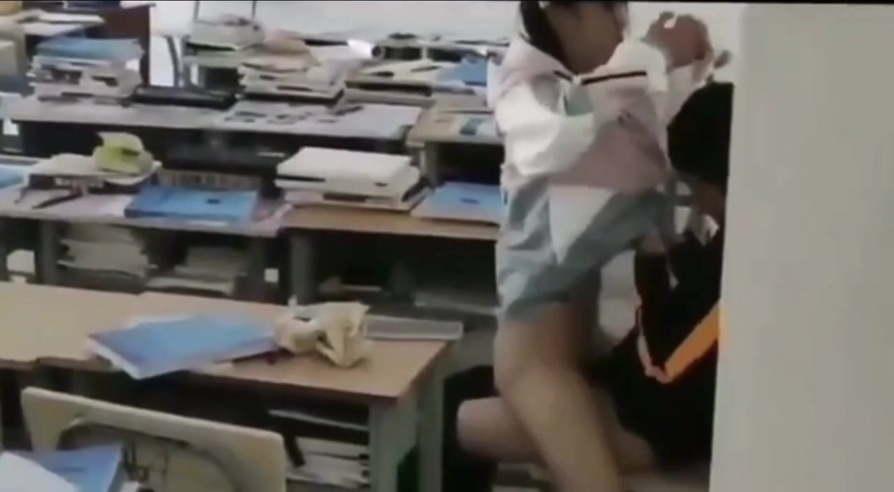 Quay lén đôi học sinh dâm tranh thủ giờ ra chơi lén lút ở trg lớp chịch nhau