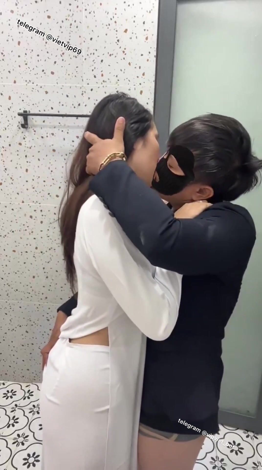 lại thêm 1 bé áo dài nữa ko biết đã học hết cấp 3 chưa mà đòi bú lỗ đít tnay