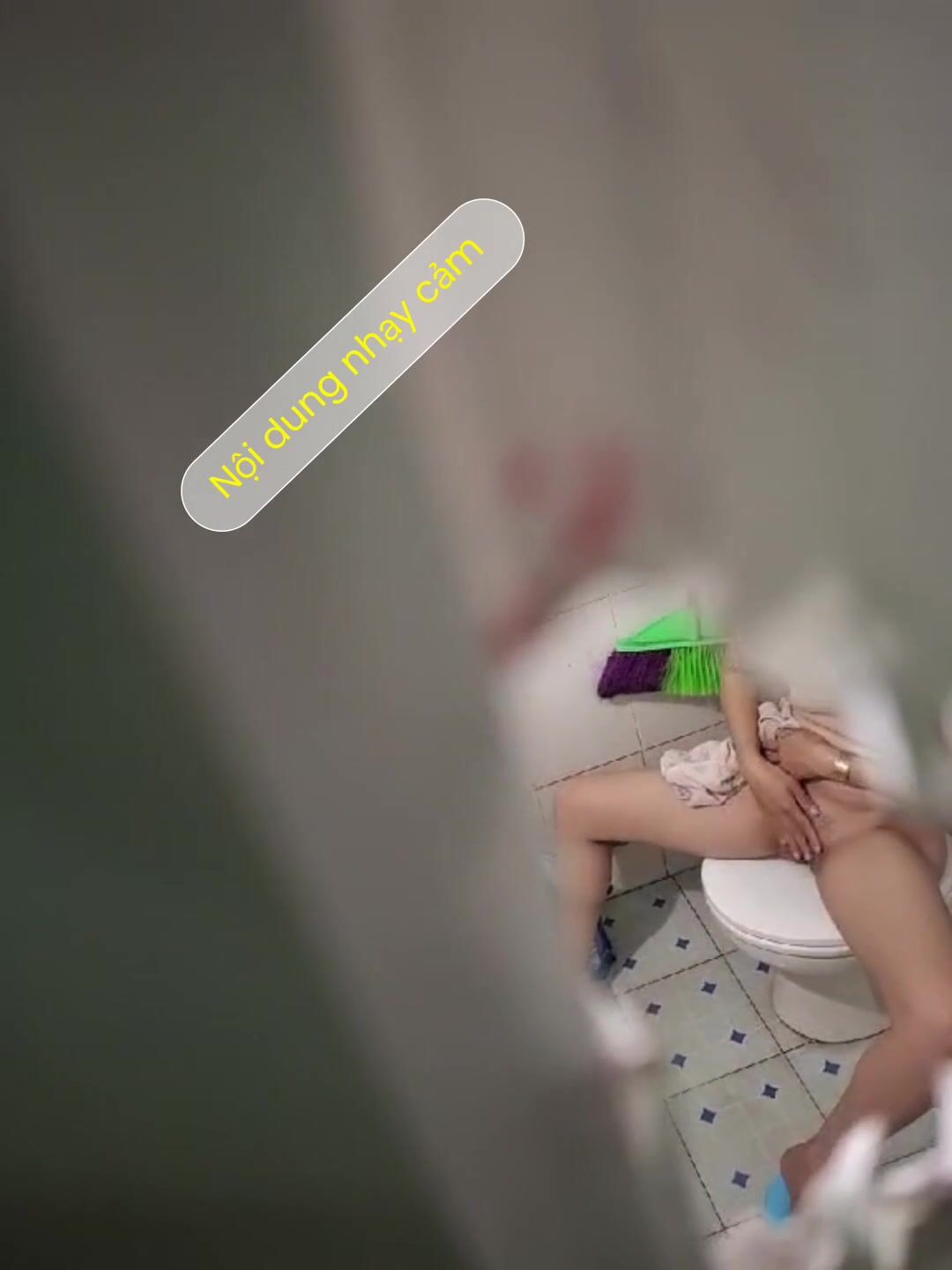 Quay lén chị hàng xóm nhà cúp nước qua xin tắm nhờ phát hiện chị thủ dâm cực cuốn.