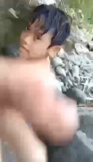 Bà dì máy bay dâm ra suối gạ địt, cho mấy cu cháu mới lớn địt tập thể