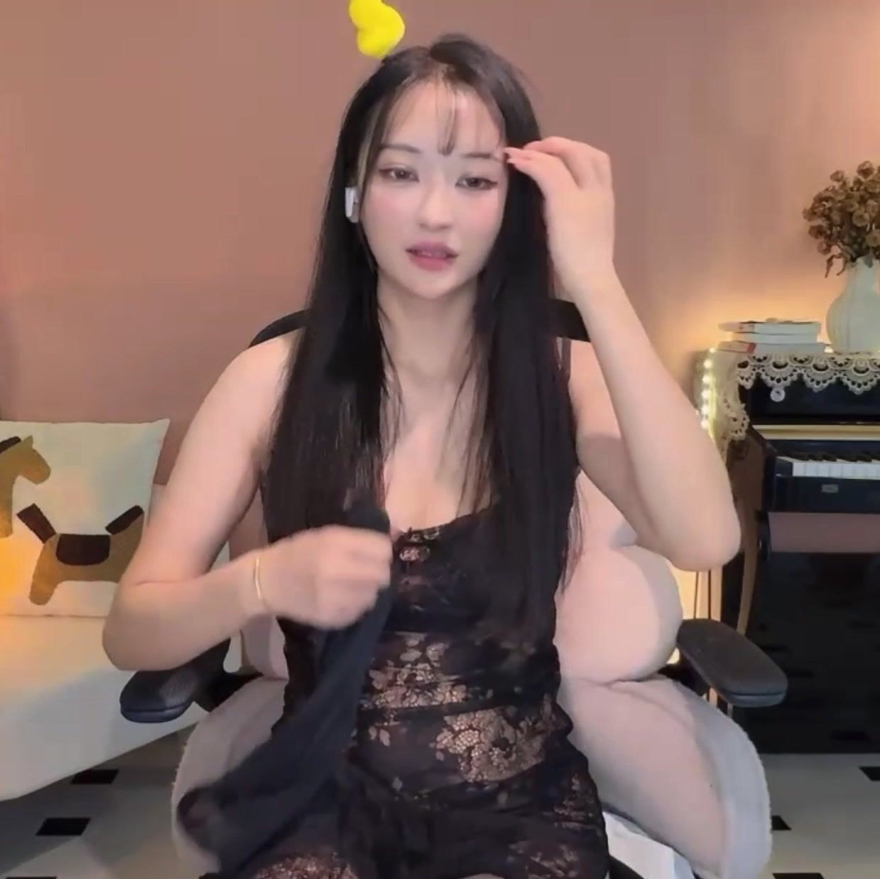 Ngôi nghịch toy ghủ dâm cho trai xem dâm đãng kích thích