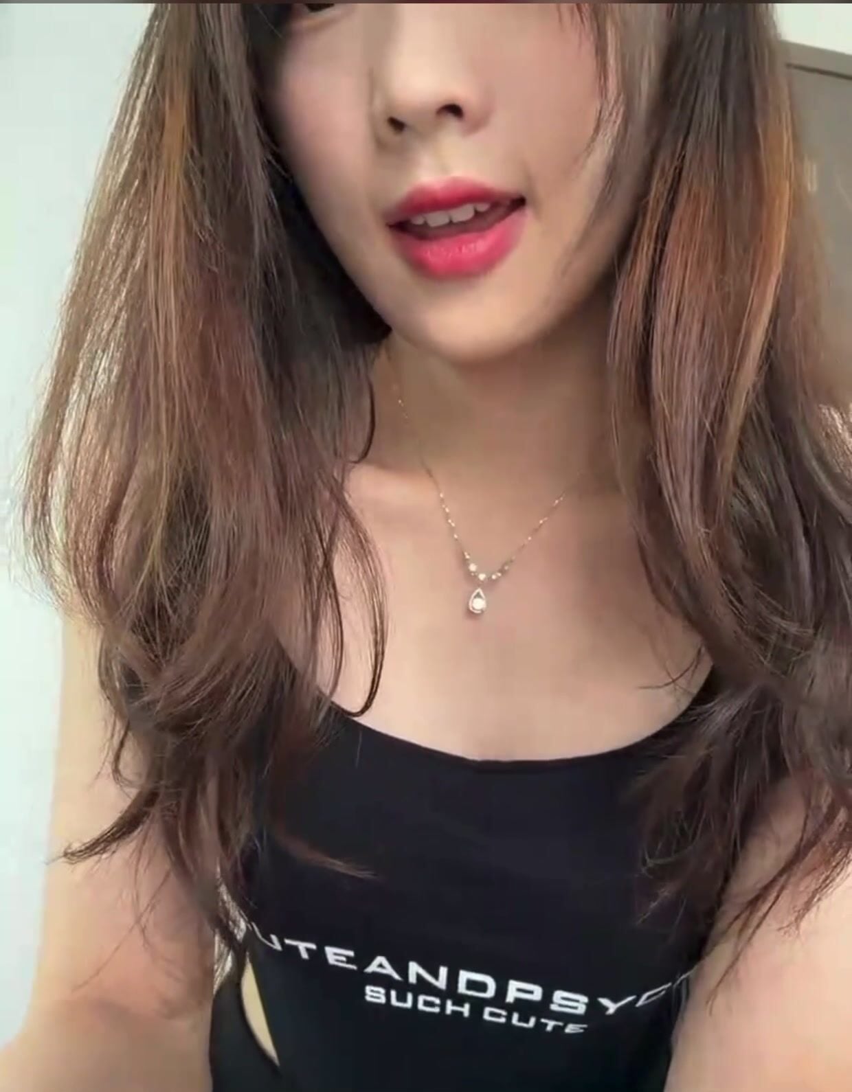 Gái xinh vú to hồng hào mặt dâm đãng khoe hàng kích thích