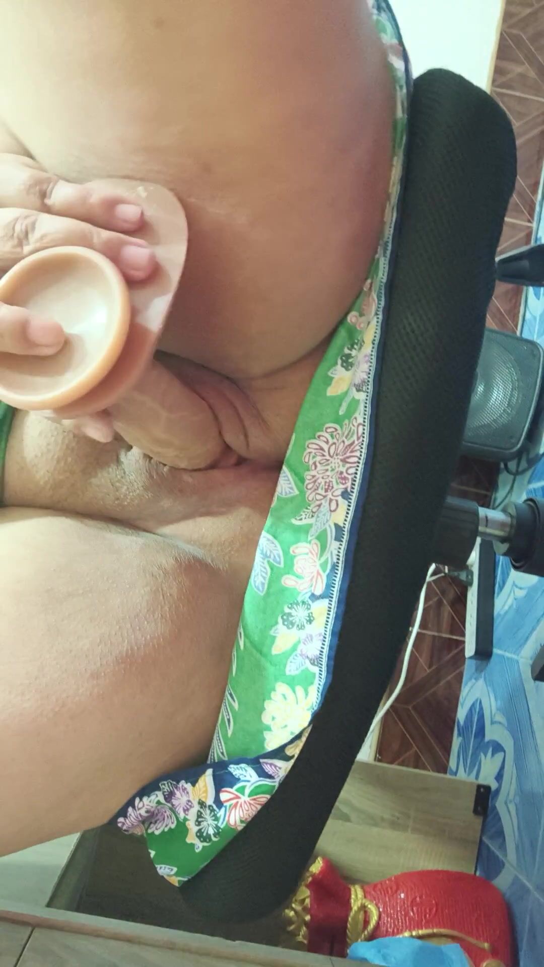 Mbbg vú to lồn múp thủ dâm bằng cu giả cho trai trẻ xem gạ địt