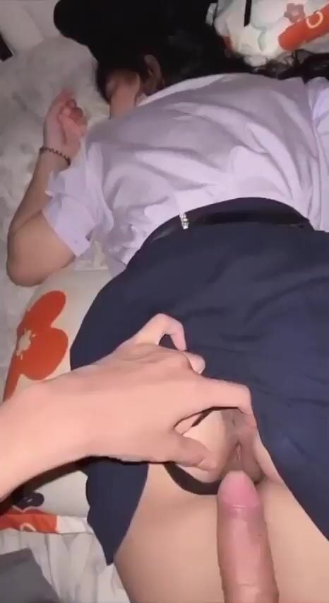 Nhét chim vào lồn con bạn thân đang ngủ lồn khít non không bao bắn tinh vào lồn