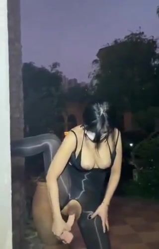 Cô gái thủ dâm bằng cặc giã nơi công cộng
