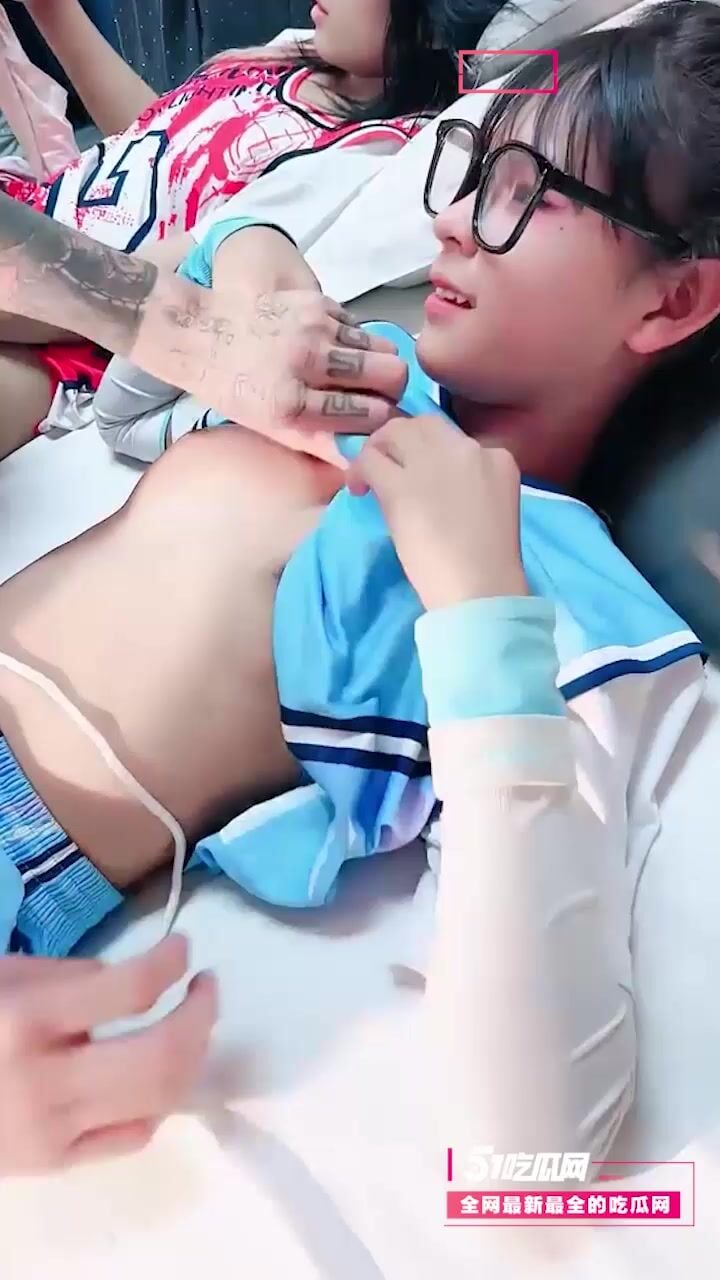 Các em teen loli tq phải đứng xếp hàng show lồn đợi đại ca địt để livetream kím tiền