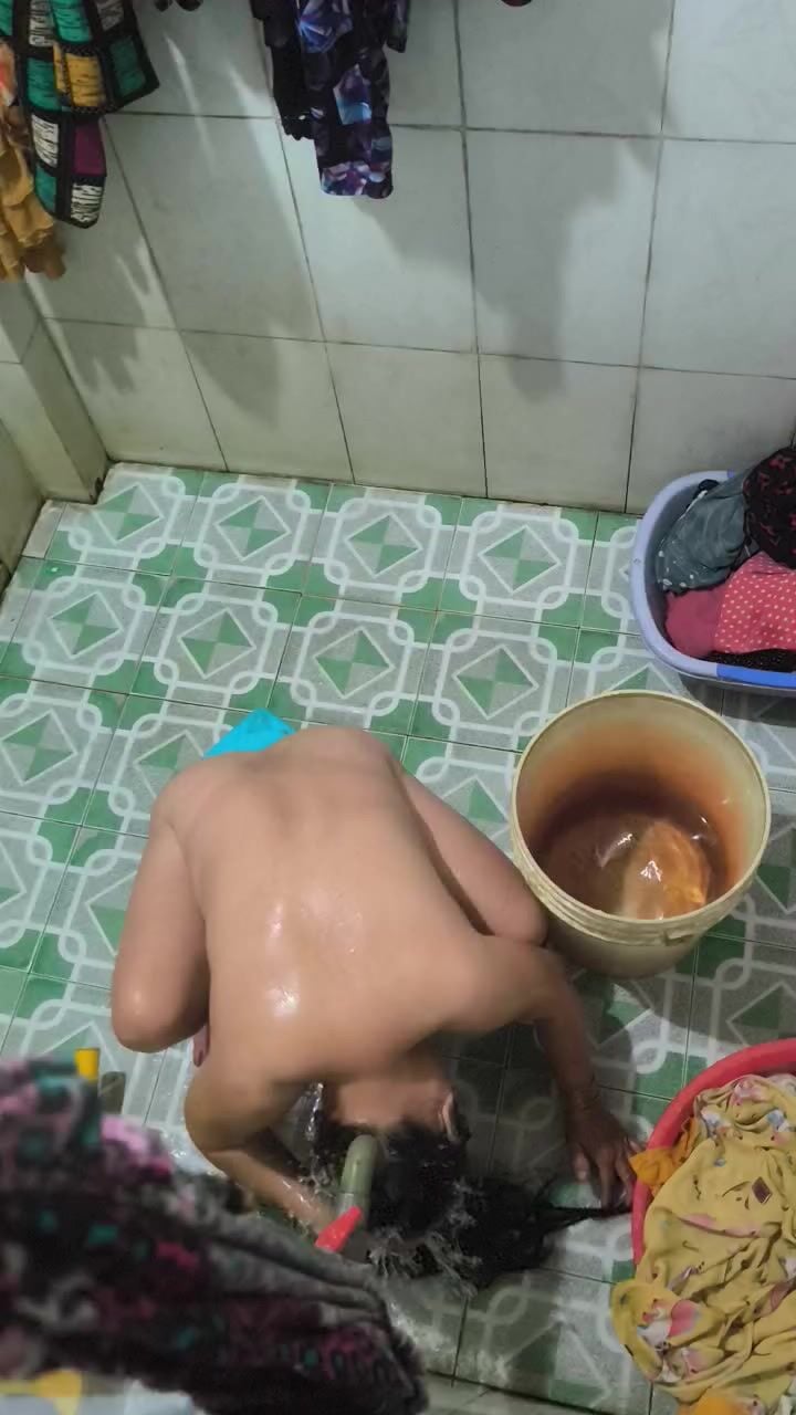 quay lén bà hàng xóm tắm xong không mặc đồ mà đi ra ngoài
