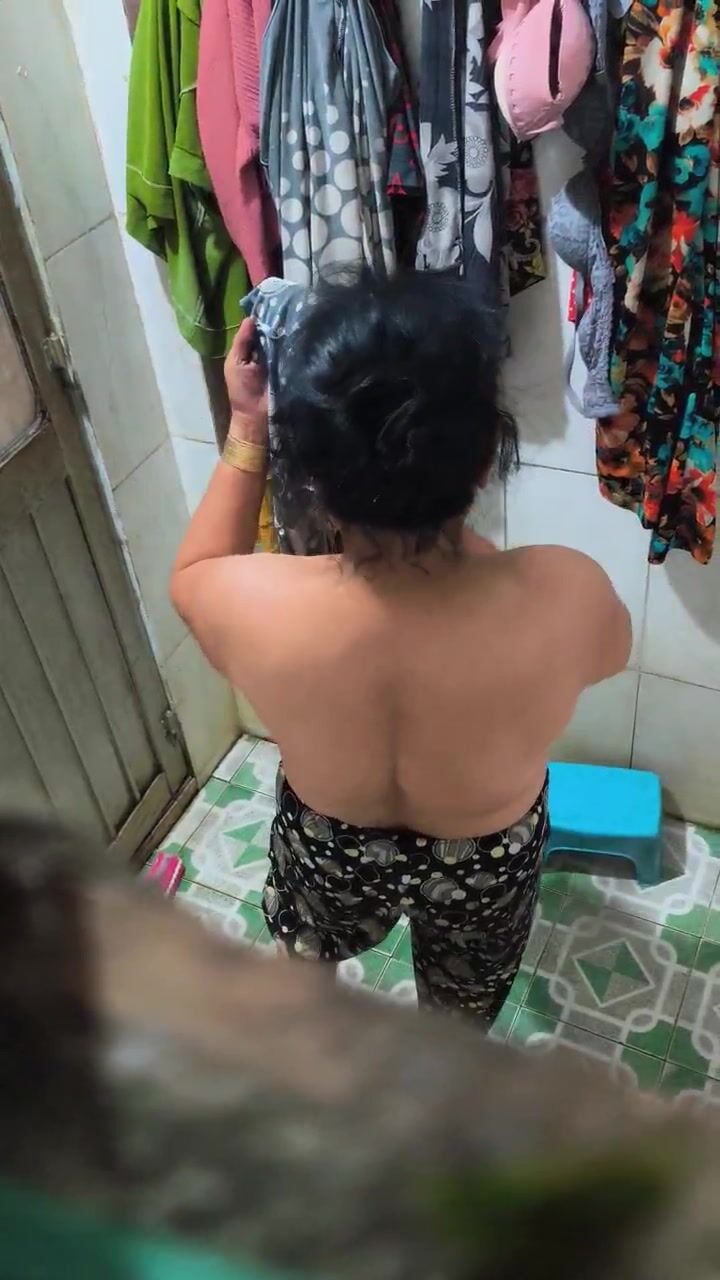 quay lén mbbg đang cởi đồ chuẩn bị tắm thì bị phát hiện