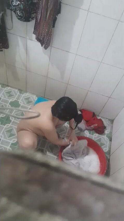 quay lén gái u40 người trần như nhộng giặt đồ