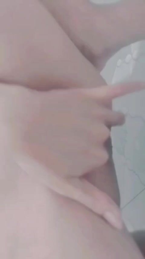 Thùy Linh 2k10 gái non tơ mới mọc lông bị nyc leak clip thủ dâm P1