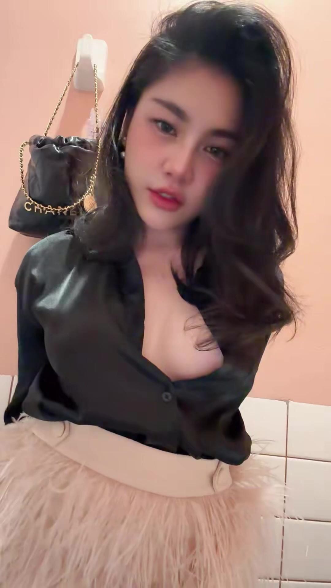 Gái xinh đi bar con vào nhà vệ sinh nhét toy vào lồn thủ dâm phần 2
