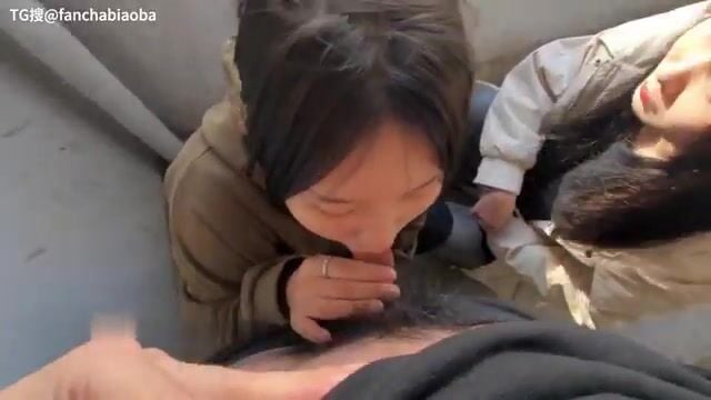 hai em nữ sinh bị đàn anh khối trên bắt bú cu
