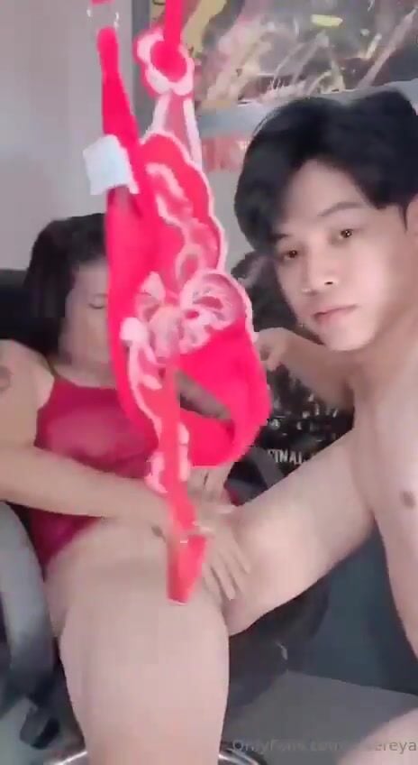 Loạn luân con trai địt nát lồn mẹ kế khi không có ai ở nhà sướng vl ra
