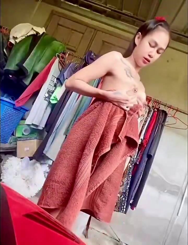 Khi gái xinh nứng lồn chả bận tâm ở đâu đều móc lồn được cả