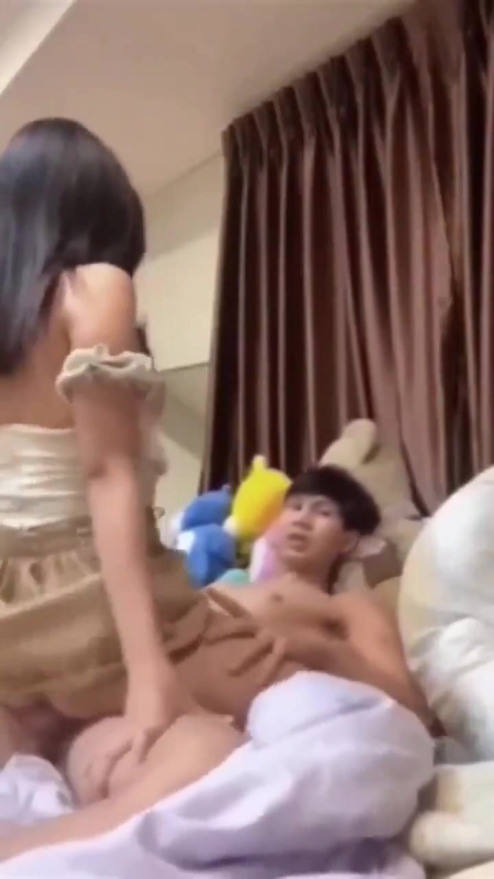 Cô em họ lắc cái mông chuyên nghiệp quá.