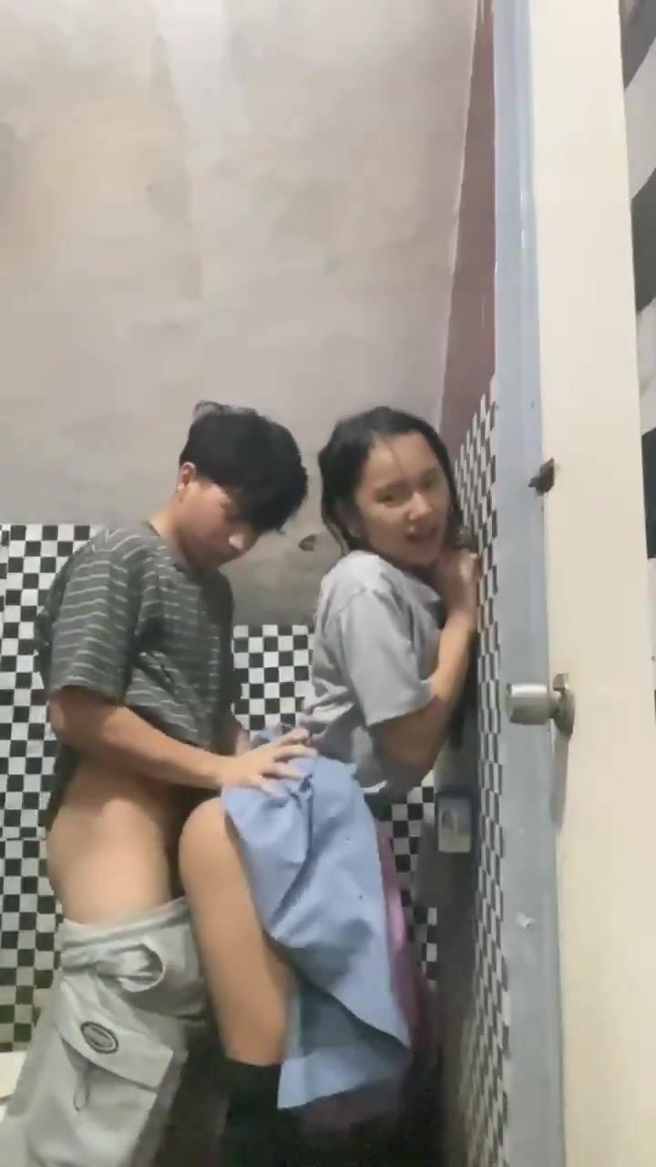 Anh họ liều lĩnh bắt em gái 17 tuổi bú cu còn đụ luôn không bao.