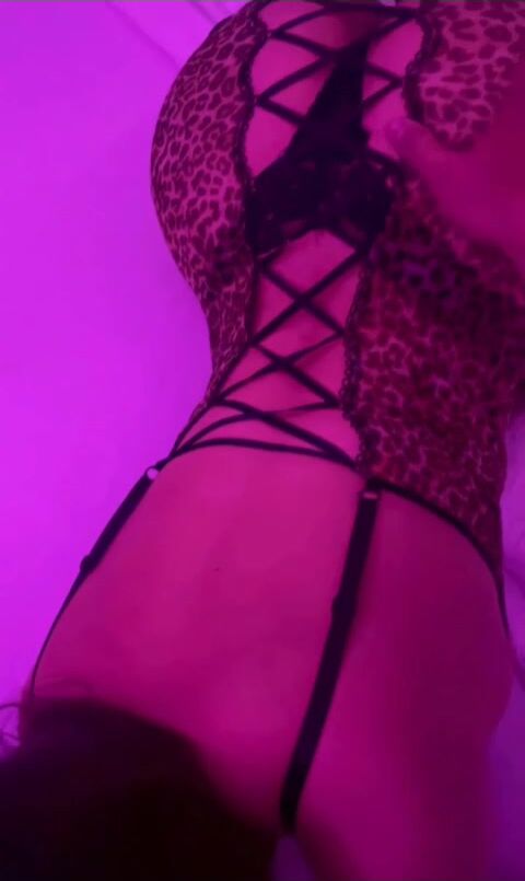 Mua đồ ngủ sexy cho chưa xem em họ đang bắt bú cu