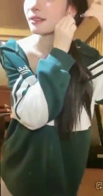 Hớ hênh khi live stream Tiktok, Gái china lộ Vú hồng hào