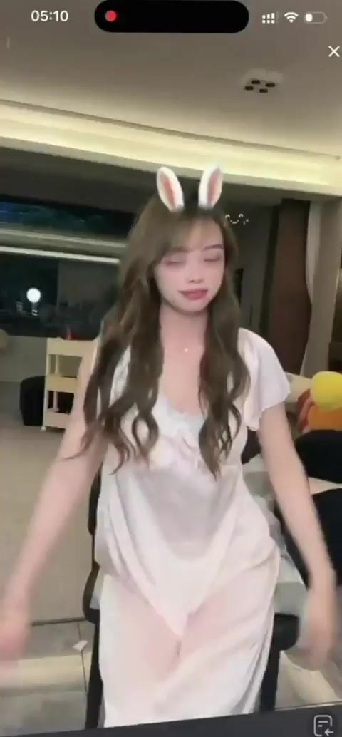 Sự cố livestream hớ hênh, Hot girl lộ núm vú Núng vcl