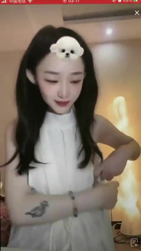 Sự cố, Gái Xinh hớ hênh lộ núm vú khi live strema