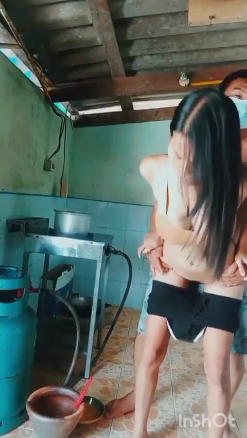 Em gái ko mặc sì líp đứng nấu ăn để hở mu lồn bị anh họ đụ luôn dưới bếp.