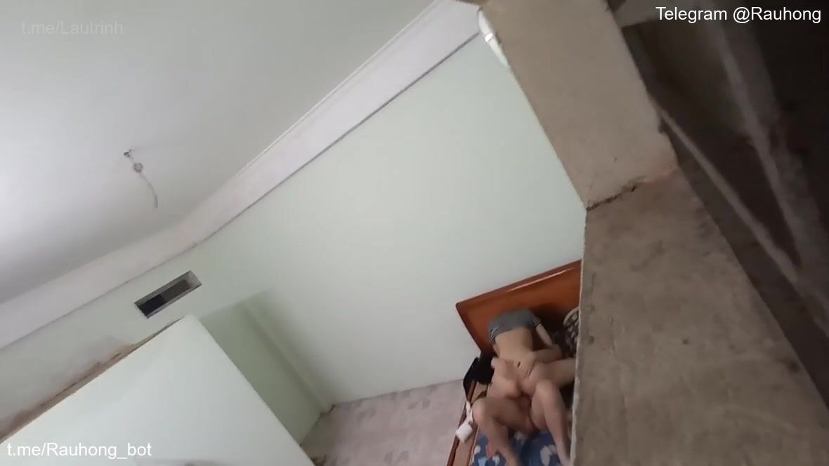 Đặt cam quay lén wc công ty 3