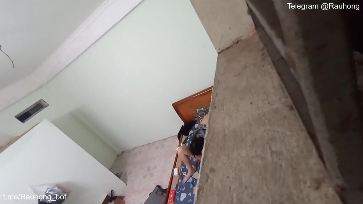 Đặt cam quay lén wc công ty 5