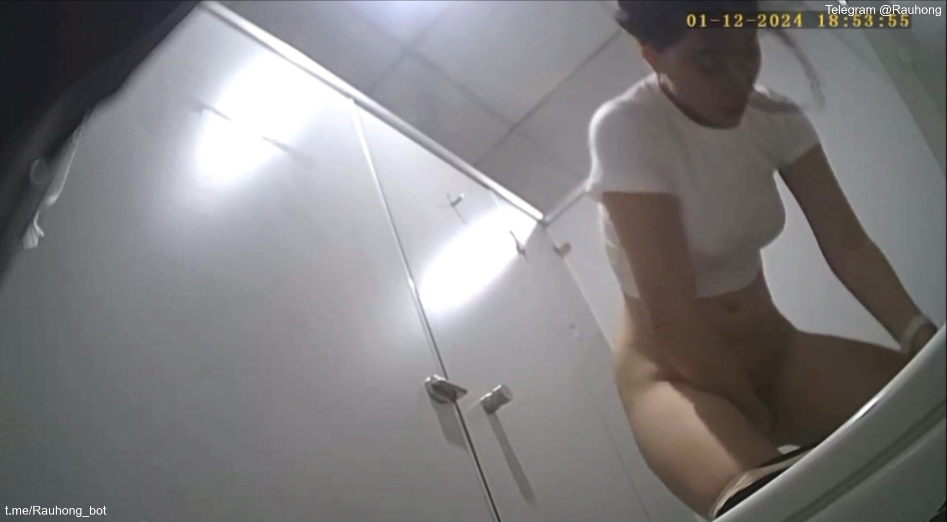 Đặt cam quay lén wc công ty 13