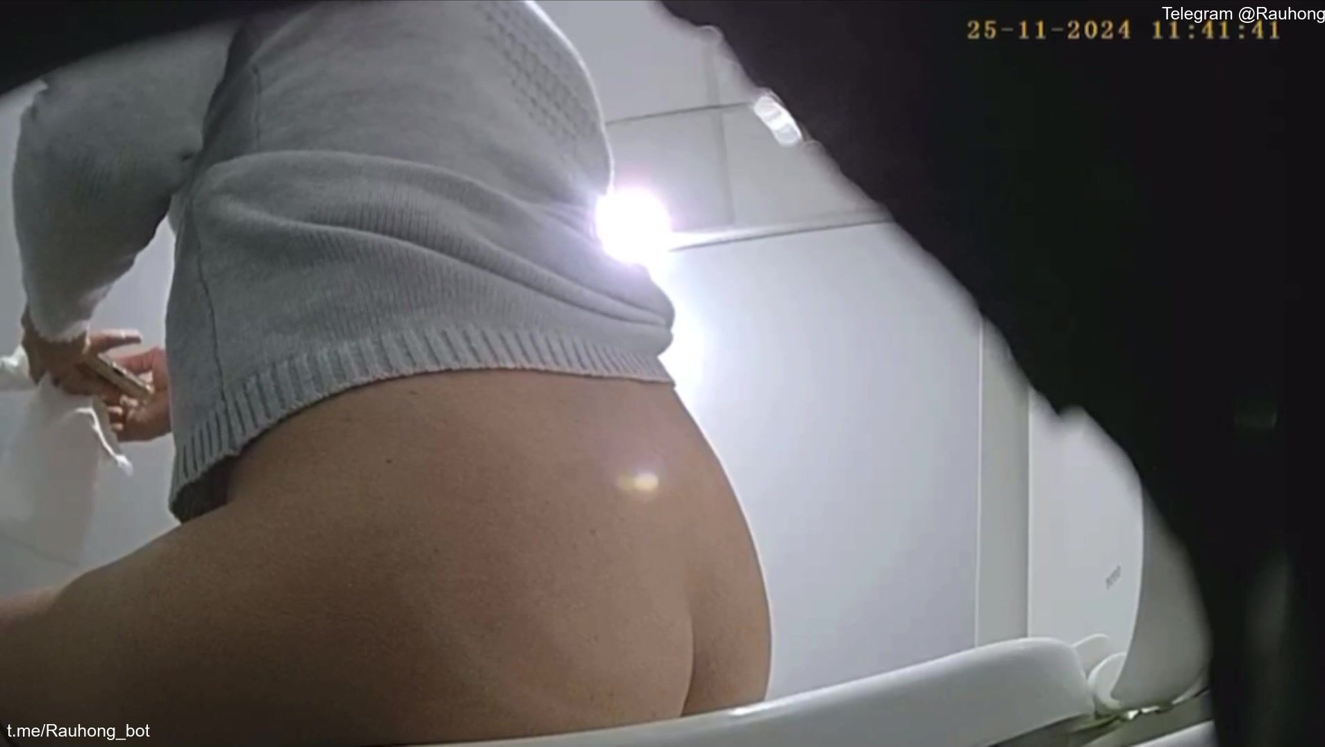 Đặt cam quay lén wc công ty 14
