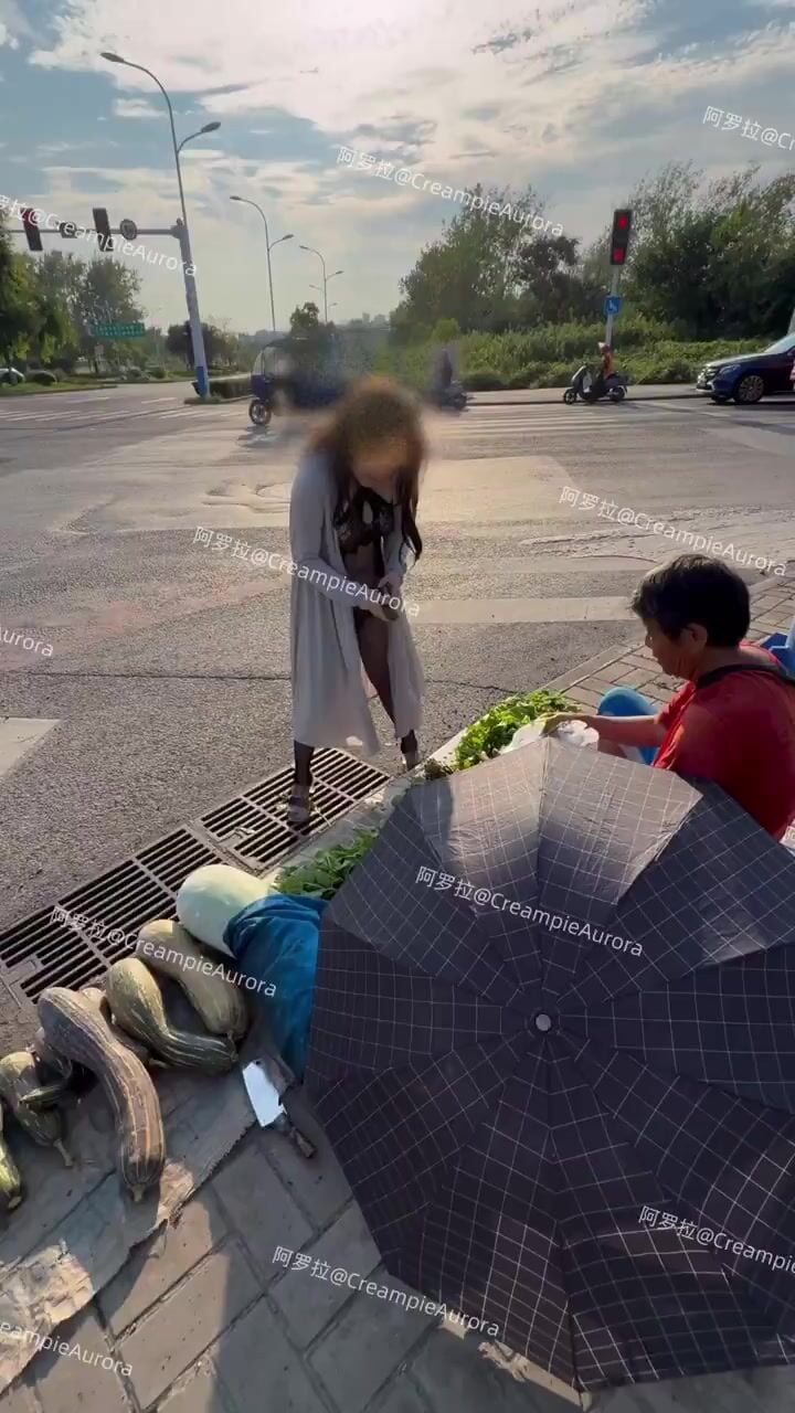 Độc lạ China, Khoả thân mua hoa quả, Chọc dưa chuột vào lồn trước mặt chủ quán