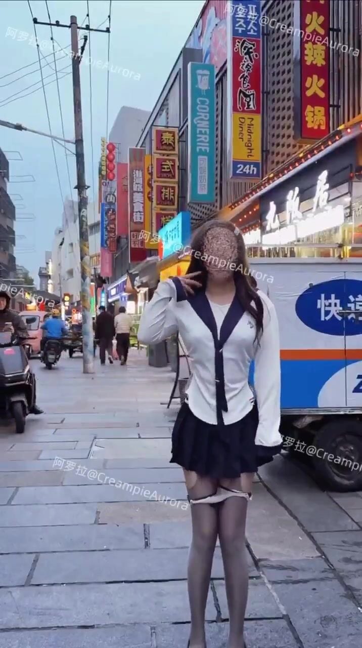 Độc lạ, Dâm nữ tụt quần lót, Đái bậy giữa đường phố, Lồn rậm lông