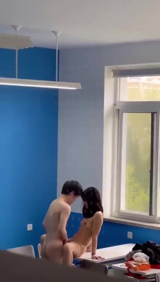 Quay lén  2 em học sinh cấp 3 mới lớn địt nhau trong lớp học