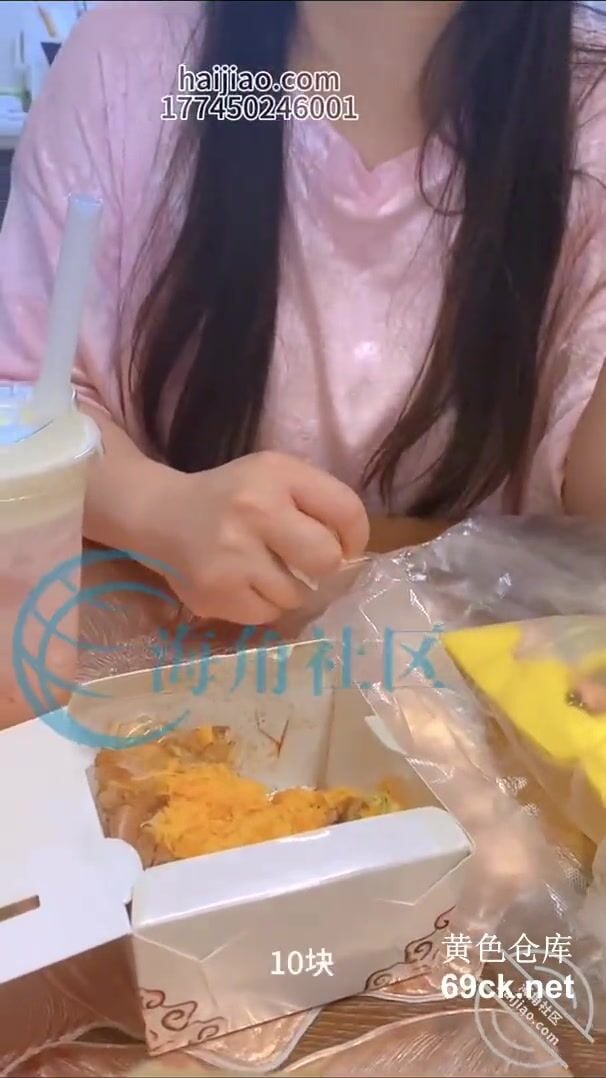 Sang nhà c hàng xóm chơi,chỉ vs vài bịch đồ ăn mà gạ đc c vào phòng đụ sướng cặc