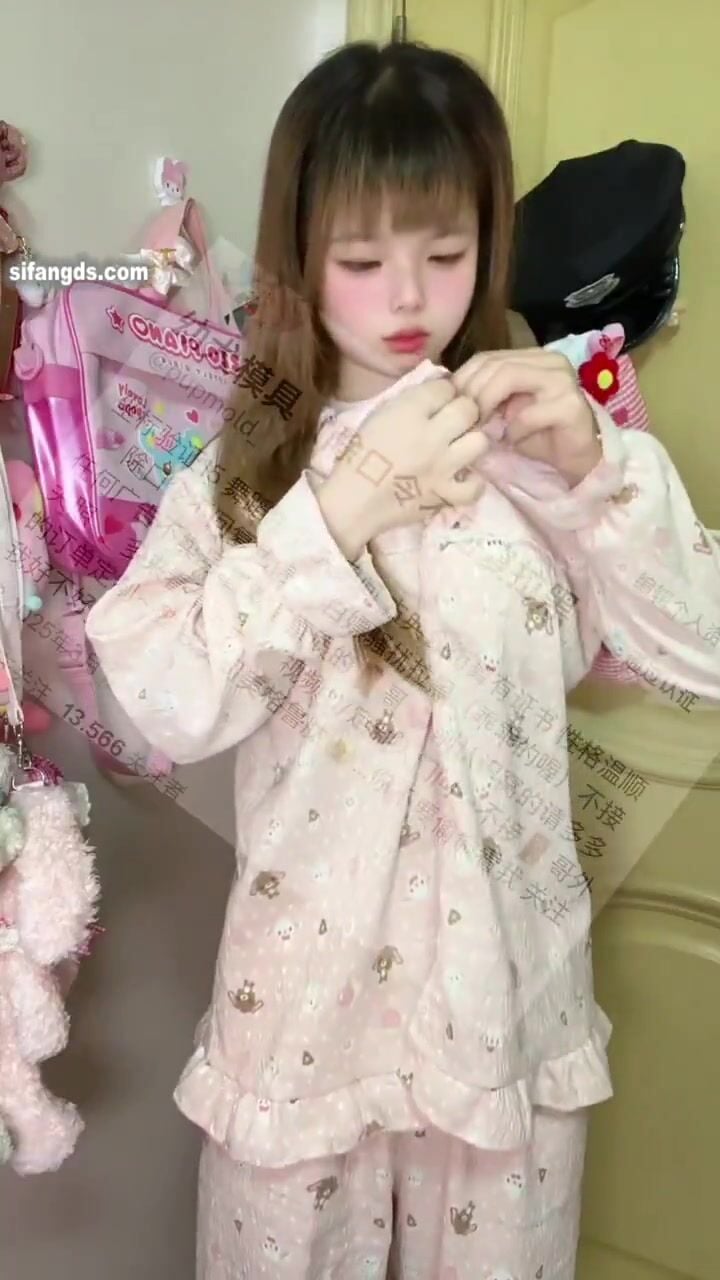 Em loli xinh dâm dễ thương thích lột đồ ra show hàng cho các a xem