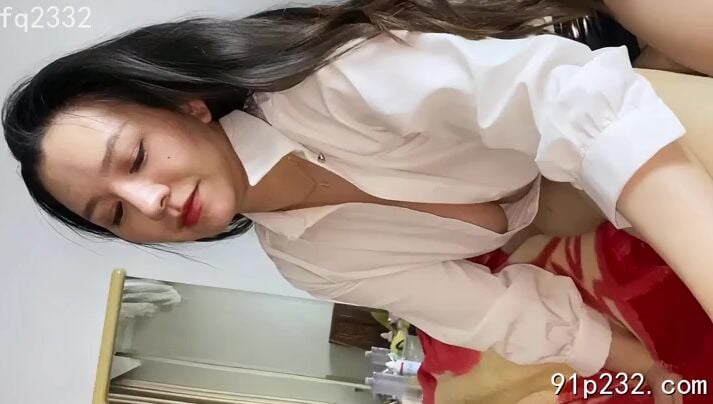 Bị chị dâu xinh vú bự hành hạ dùng chân sục cặc cho nứng r chị mới cho đụ lồn chị