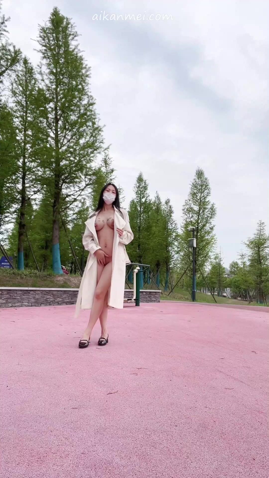 Dâm nữ vú bự nứng lồn đi quay clip show hàng public wor công viên