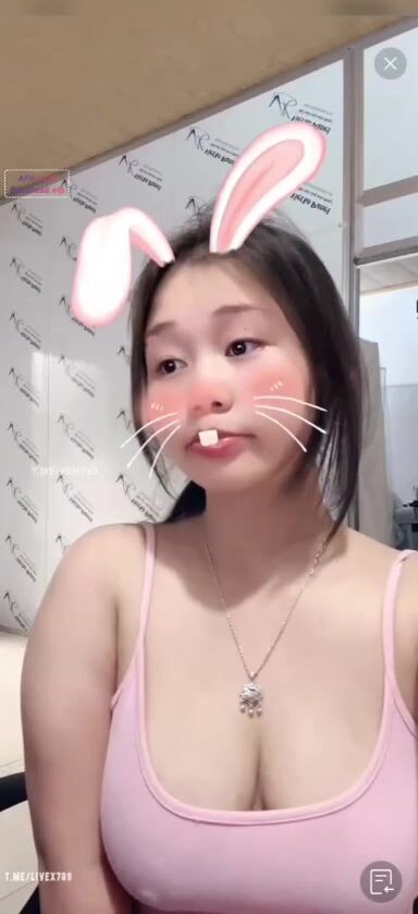Idol tiktok Linh siêu ngoan live show hàng trên app live