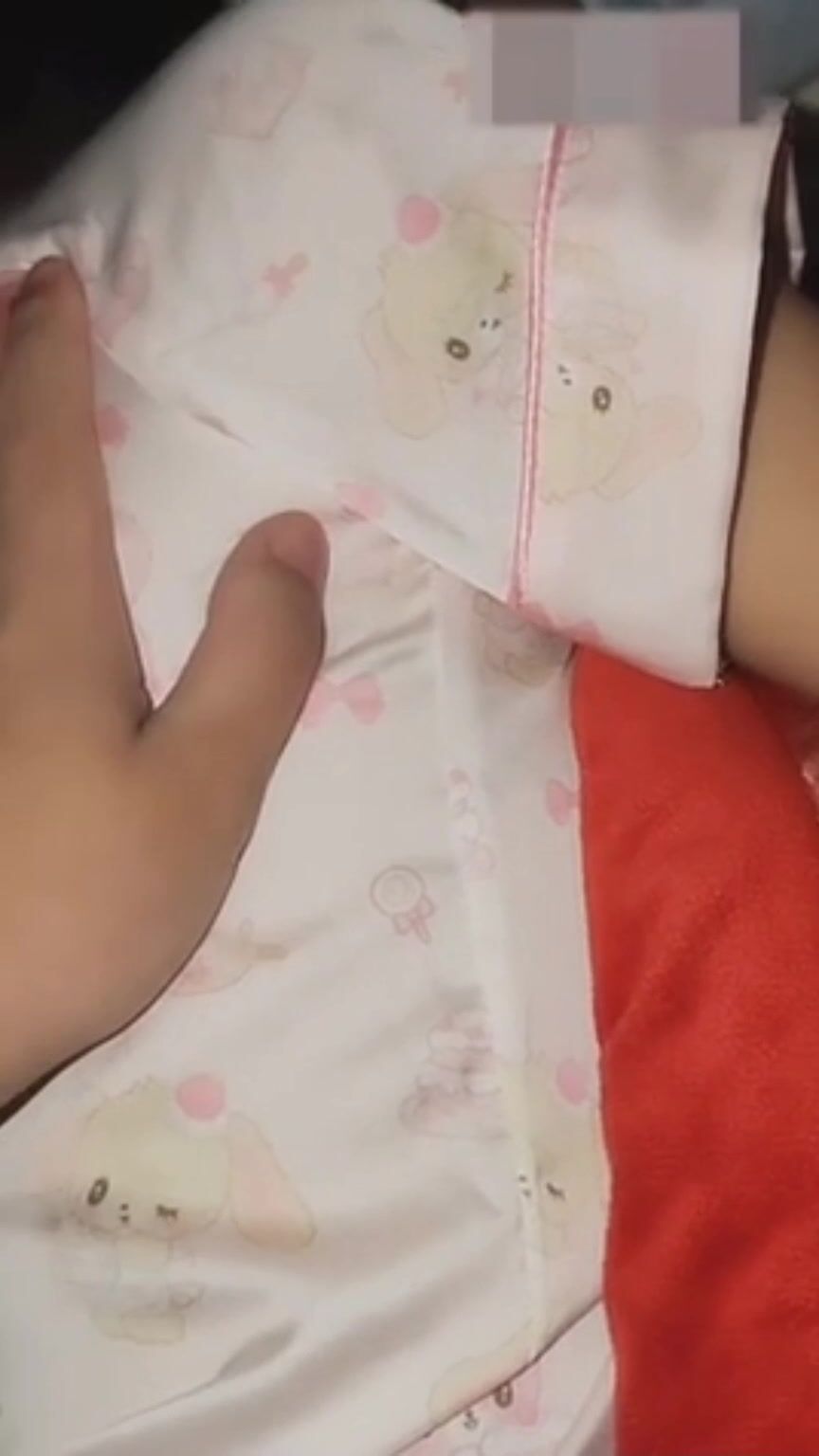 Chị gái say xỉn bị em họ lén sờ trộm lồn.