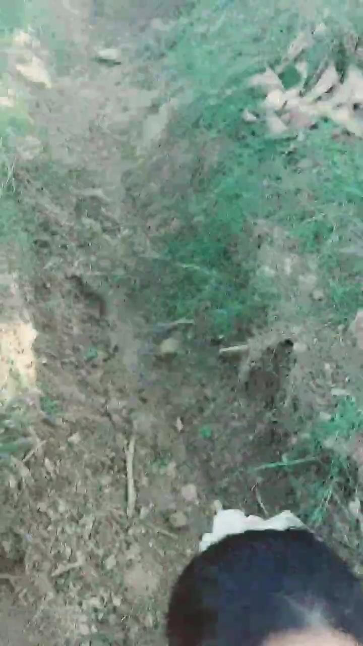 Đưa chị hàng xóm ra đồng cho chị bú mút con cu dâm đãng