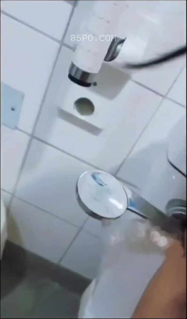 Lén móc lồn con em họ loli k10 trong nhà tắm